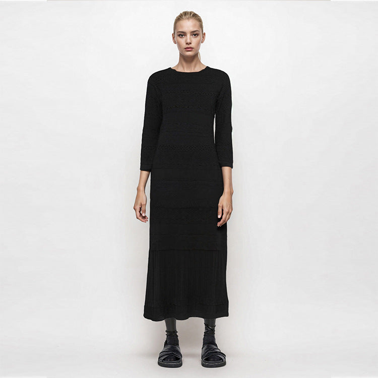 Elegant dress with round neckline, long sleeves, and drawstrings, made from high-quality beach knit fabric