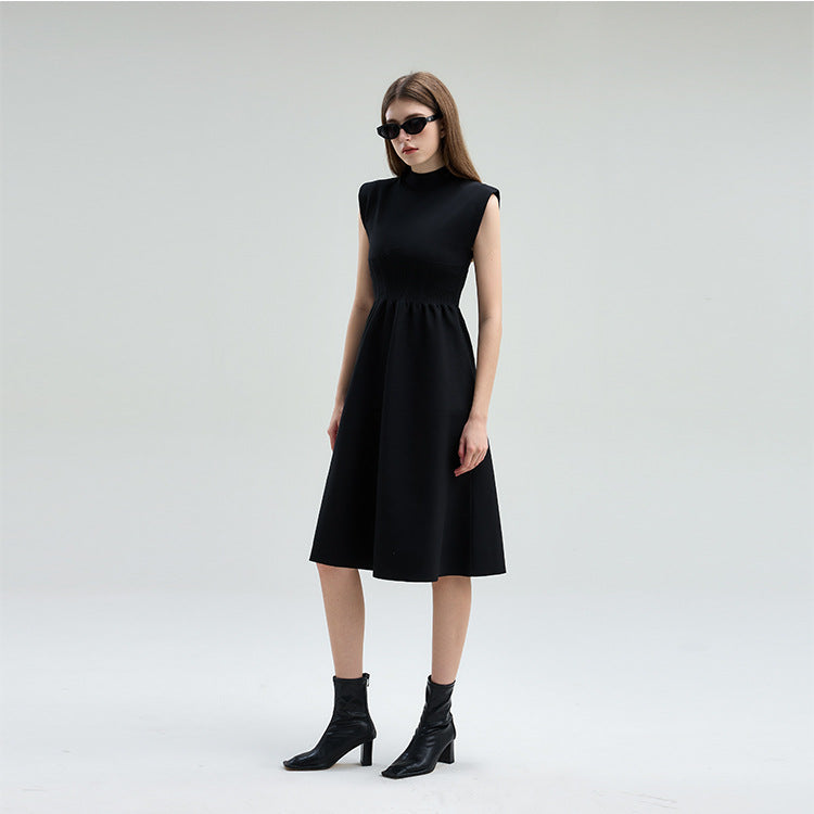 Elegant and simple black dress with a round neckline, fitted waist, stretch fabric, and short sleeves, made from high-quality knit fabric
