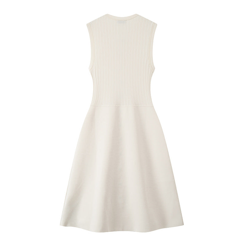 Fitted knit dress with French elegance, sleeveless, with round neckline and simple buttons, high quality