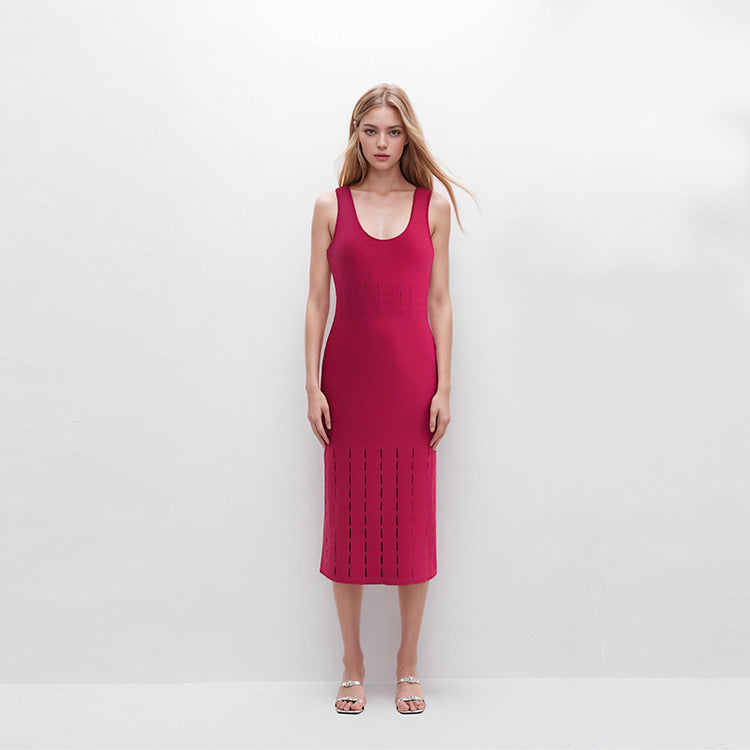 Elegant red pink fitted midi dress in slimming knit fabric, with V-neckline, sleeveless, and high-quality halter neckline