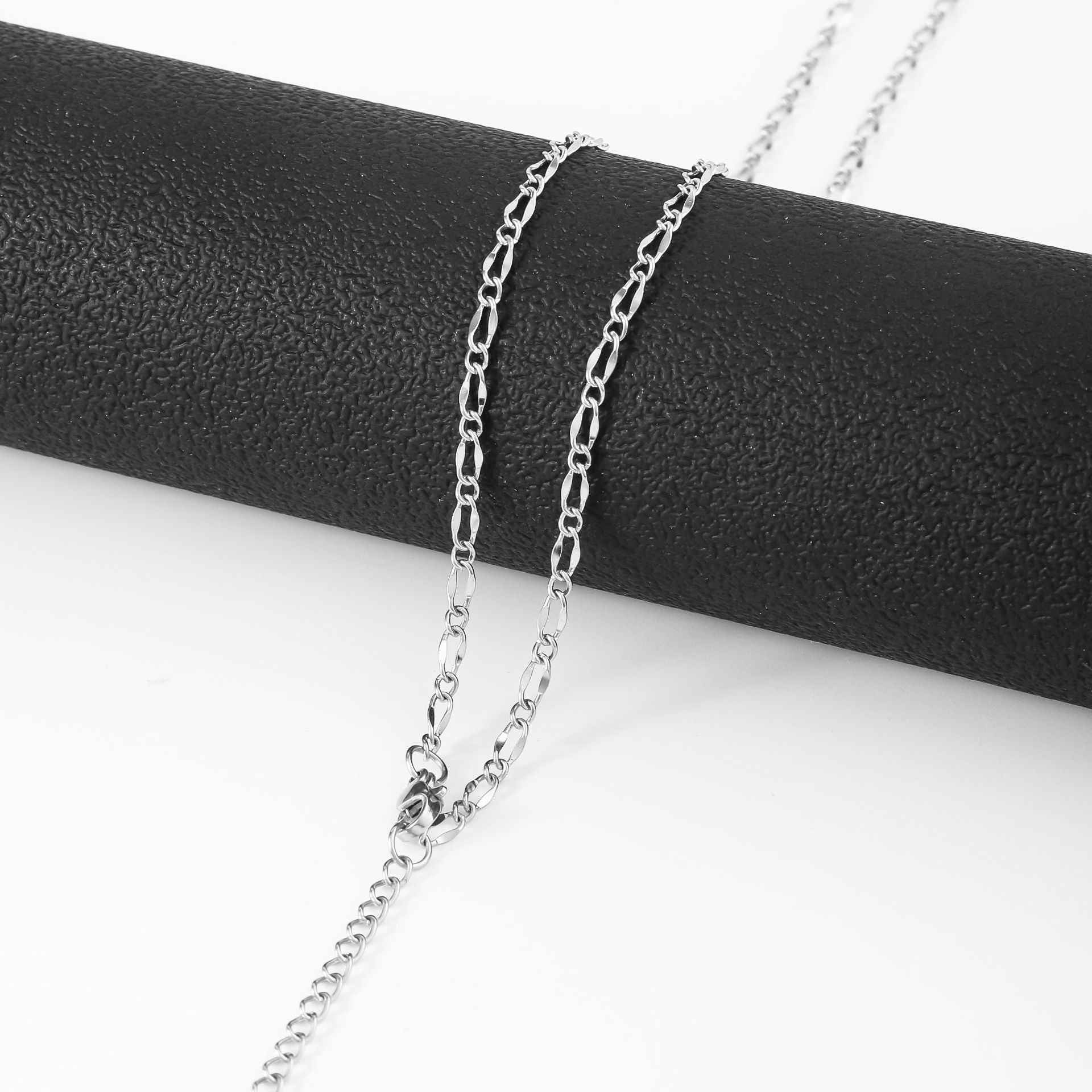 Stainless steel lip chain necklace, women's fashionable collarbone chain DIY accessory with chain plating 18k gold titanium steel necklace