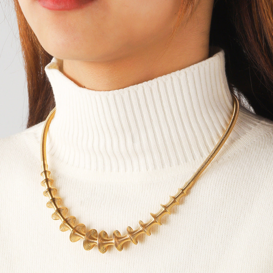 Stainless steel spring necklace for European and American women, vacuum plated 18K gold, fashionable and simple geometric ring titanium steel necklace