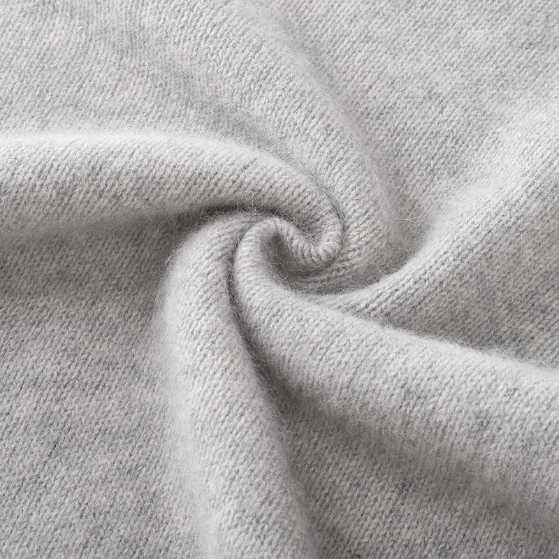 Stylish pullover with oversized round neckline, soft and cozy, made from high-quality wool and raccoon fur