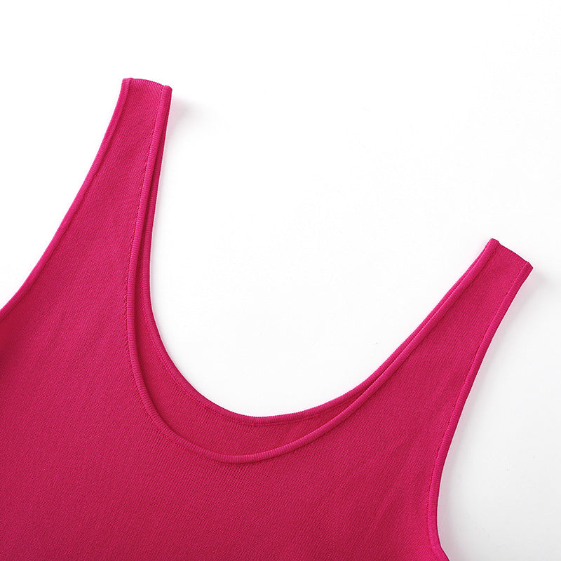 Elegant red pink fitted midi dress in slimming knit fabric, with V-neckline, sleeveless, and high-quality halter neckline