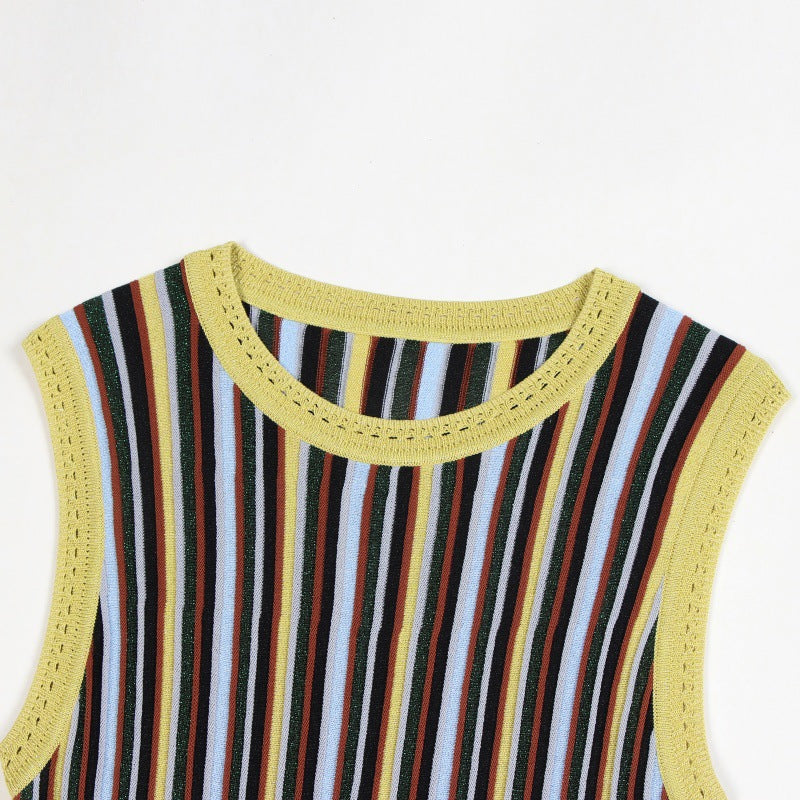 Elegant striped knit dress with a round neckline, sleeveless, with high-quality gold and silver threads