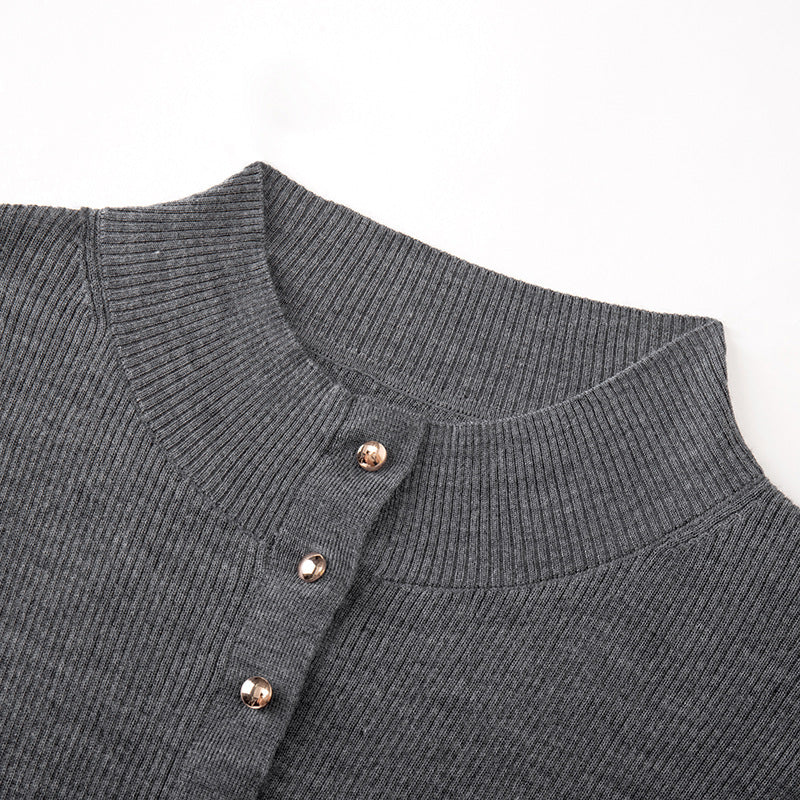 Stylish round-neck sweater with long sleeves and buttons, made from high-quality wool