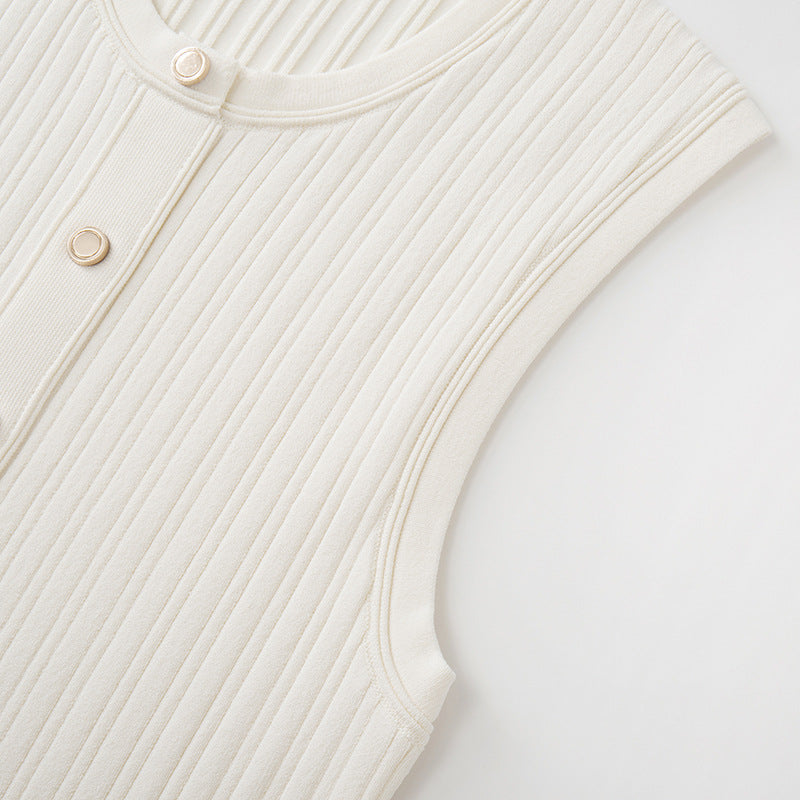 Fitted knit dress with French elegance, sleeveless, with round neckline and simple buttons, high quality