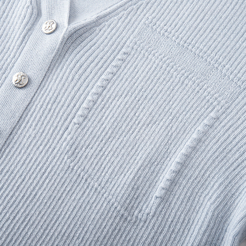 Elegant sweater with stretchy texture and soft, versatile fit, featuring a V-neck and long sleeves, made from high-quality wool