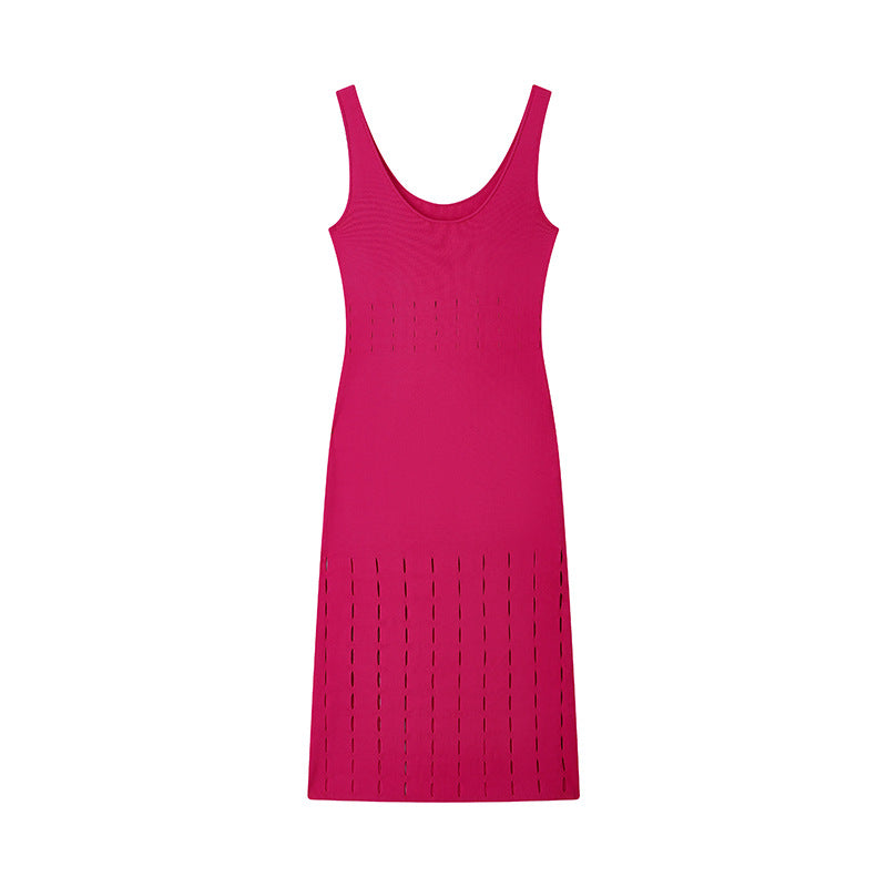 Elegant red pink fitted midi dress in slimming knit fabric, with V-neckline, sleeveless, and high-quality halter neckline
