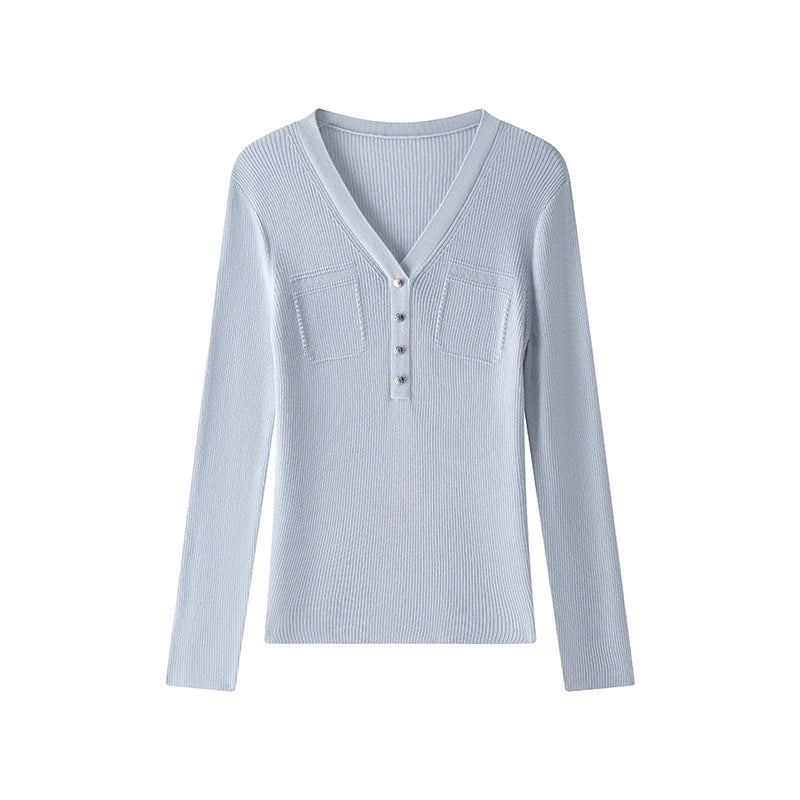 Elegant sweater with stretchy texture and soft, versatile fit, featuring a V-neck and long sleeves, made from high-quality wool