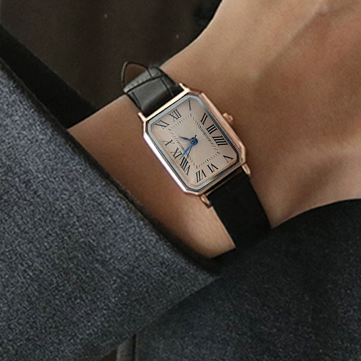 Foreign trade watches for women, simple and fashionable temperament, suitable for middle and high school students, Instagram niche design, retro and artistic square watch