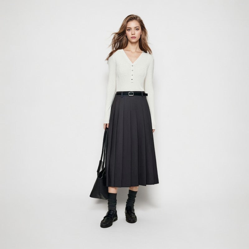 Elegant sweater with stretchy texture and soft, versatile fit, featuring a V-neck and long sleeves, made from high-quality wool