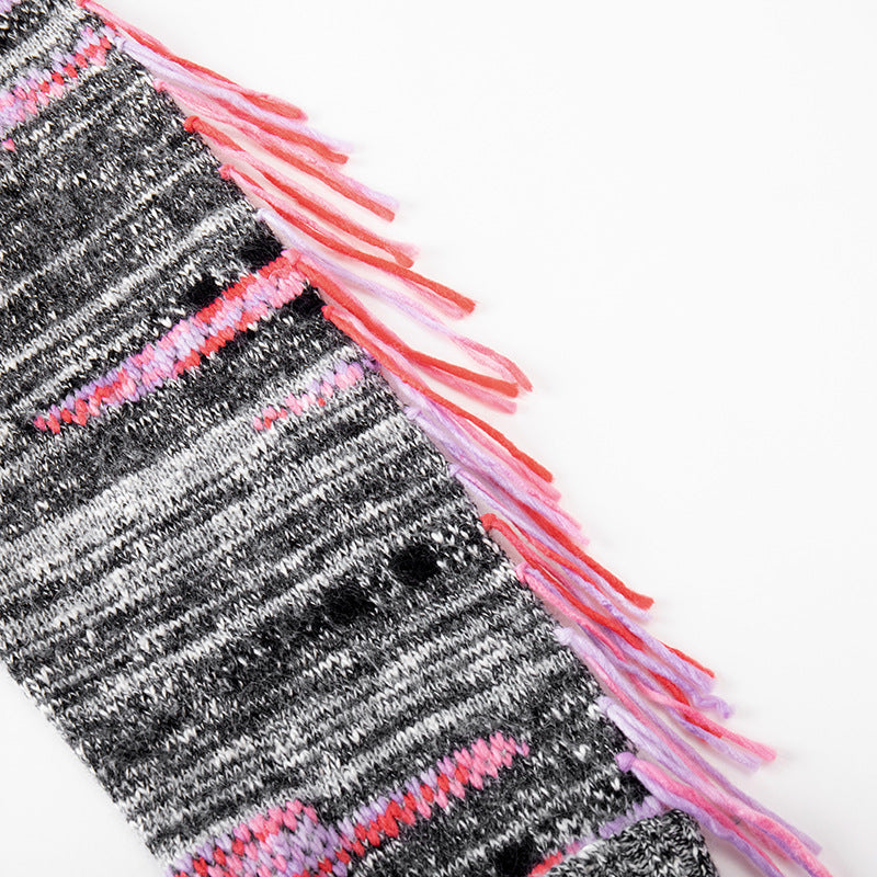 Stylish long-sleeved pullover with a round neckline, made from high-quality black and white mixed wool knit fabric.