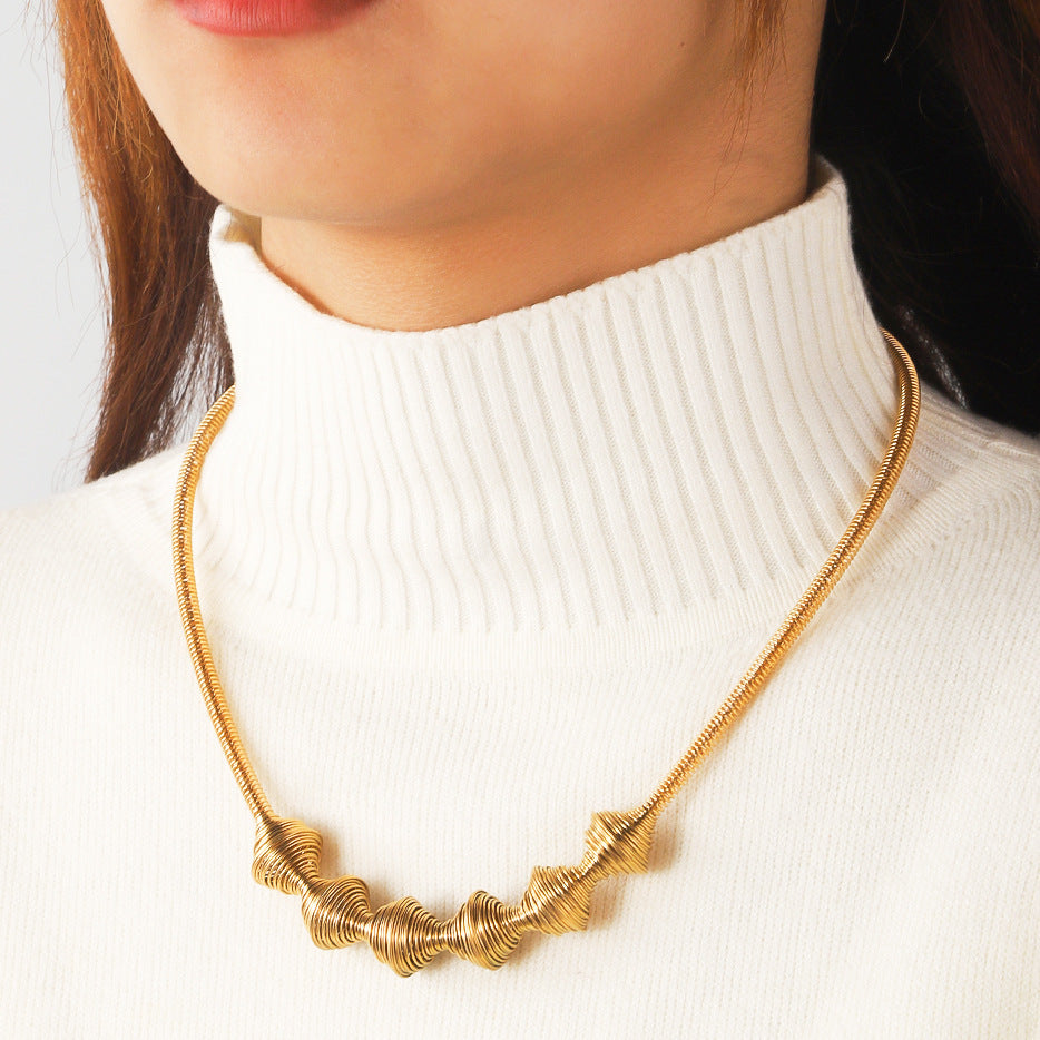 Stainless steel spring necklace for European and American women, vacuum plated 18K gold, fashionable and simple geometric ring titanium steel necklace