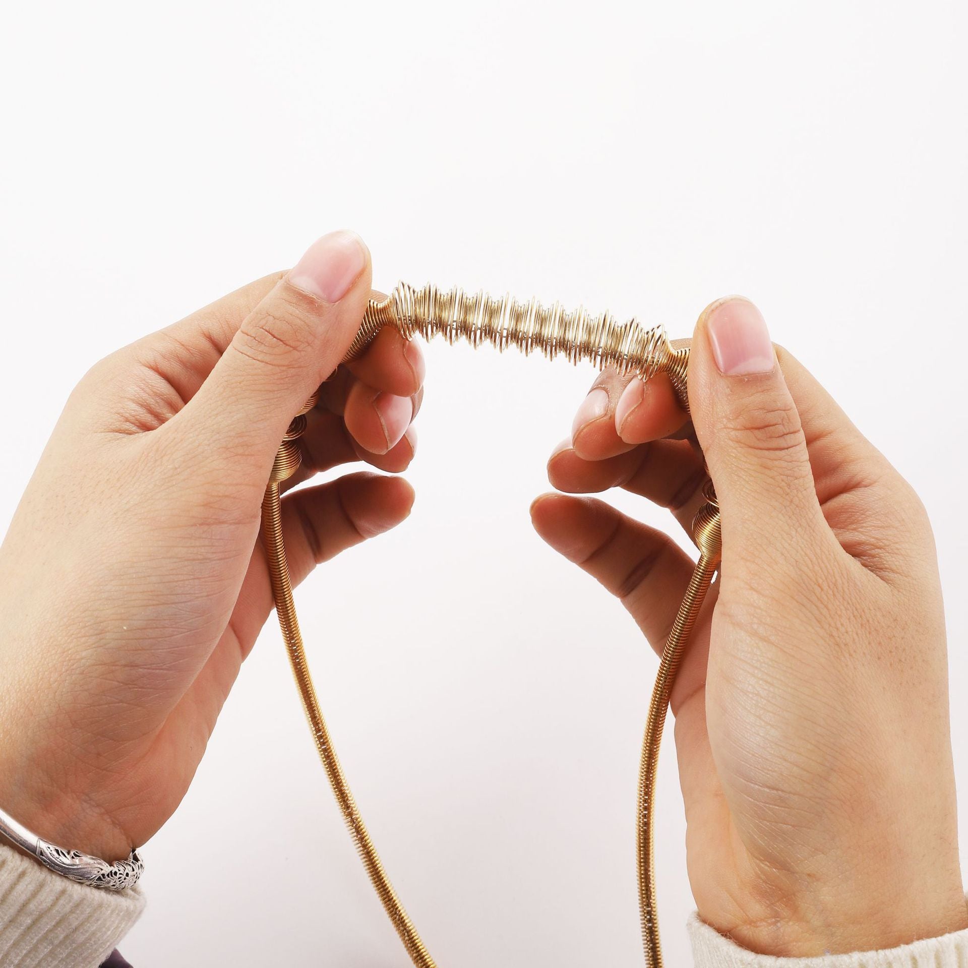 Stainless steel spring necklace for European and American women, vacuum plated 18K gold, fashionable and simple geometric ring titanium steel necklace