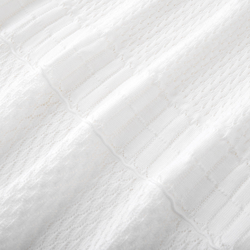 Elegant sleeveless dress with V-neckline and drawstrings, made from high-quality lace knit fabric