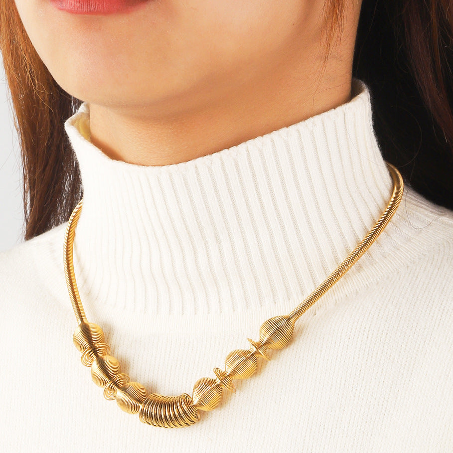 Stainless steel spring necklace for European and American women, vacuum plated 18K gold, fashionable and simple geometric ring titanium steel necklace