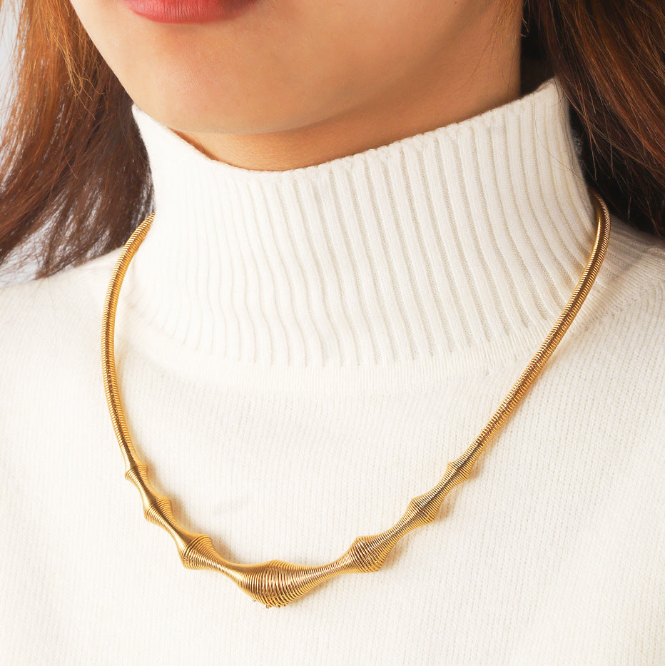 Stainless steel spring necklace for European and American women, vacuum plated 18K gold, fashionable and simple geometric ring titanium steel necklace