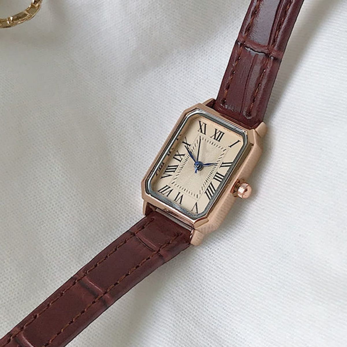 Foreign trade watches for women, simple and fashionable temperament, suitable for middle and high school students, Instagram niche design, retro and artistic square watch