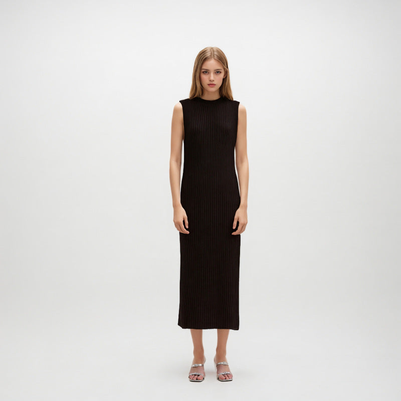 Elegant sleeveless ribbed cashmere wool dress with round neckline in high-quality coffee brown