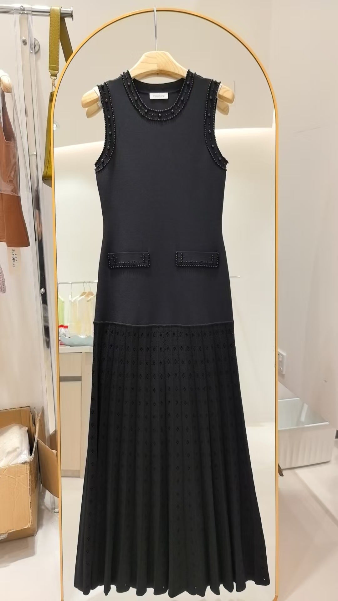 White dress with round neckline, sleeveless, pleated skirt with bead embroidery, high-quality knit fabric