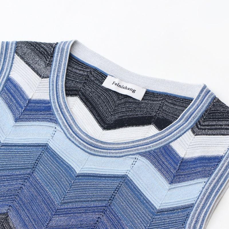 Elegant blue sleeveless dress with round neckline and medium-length wavy stripes in high-quality knit fabric