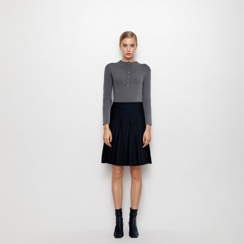 Stylish round-neck sweater with long sleeves and buttons, made from high-quality wool