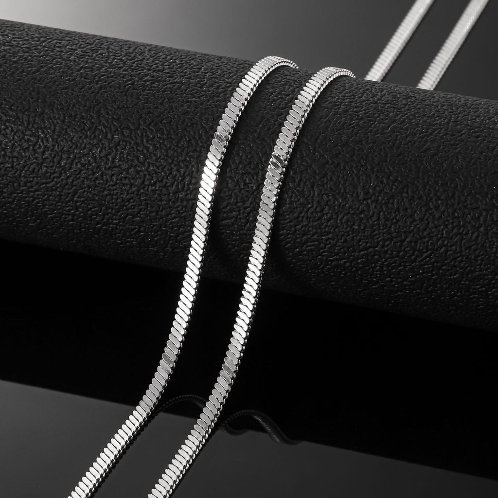 Stainless steel flat blade chain necklace for European and American women, fashionable and simple snake bone chain, non fading titanium steel necklace