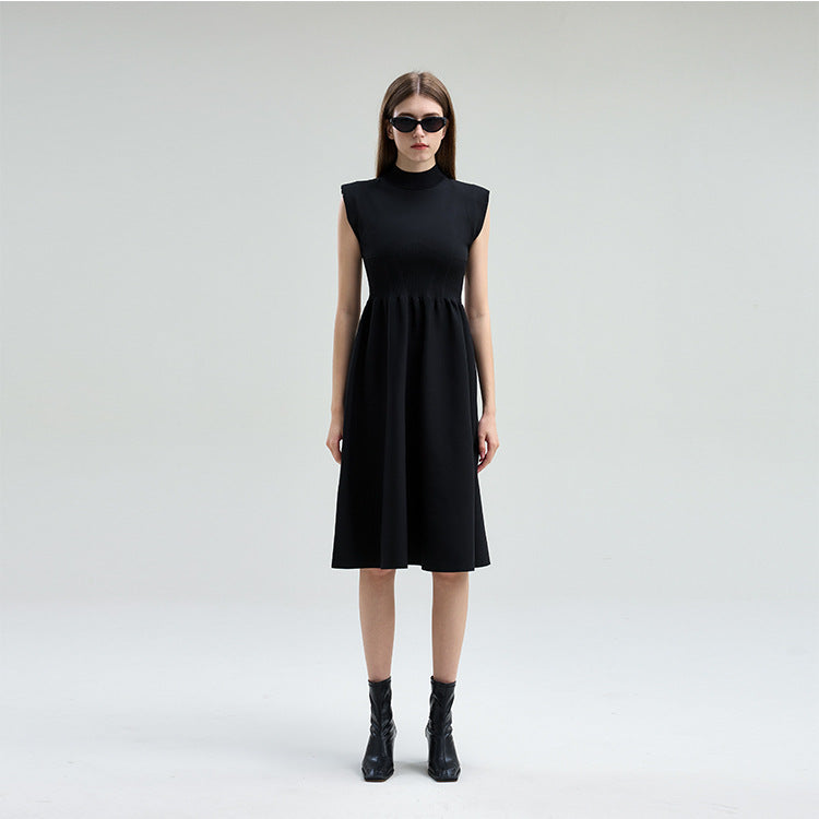 Elegant and simple black dress with a round neckline, fitted waist, stretch fabric, and short sleeves, made from high-quality knit fabric