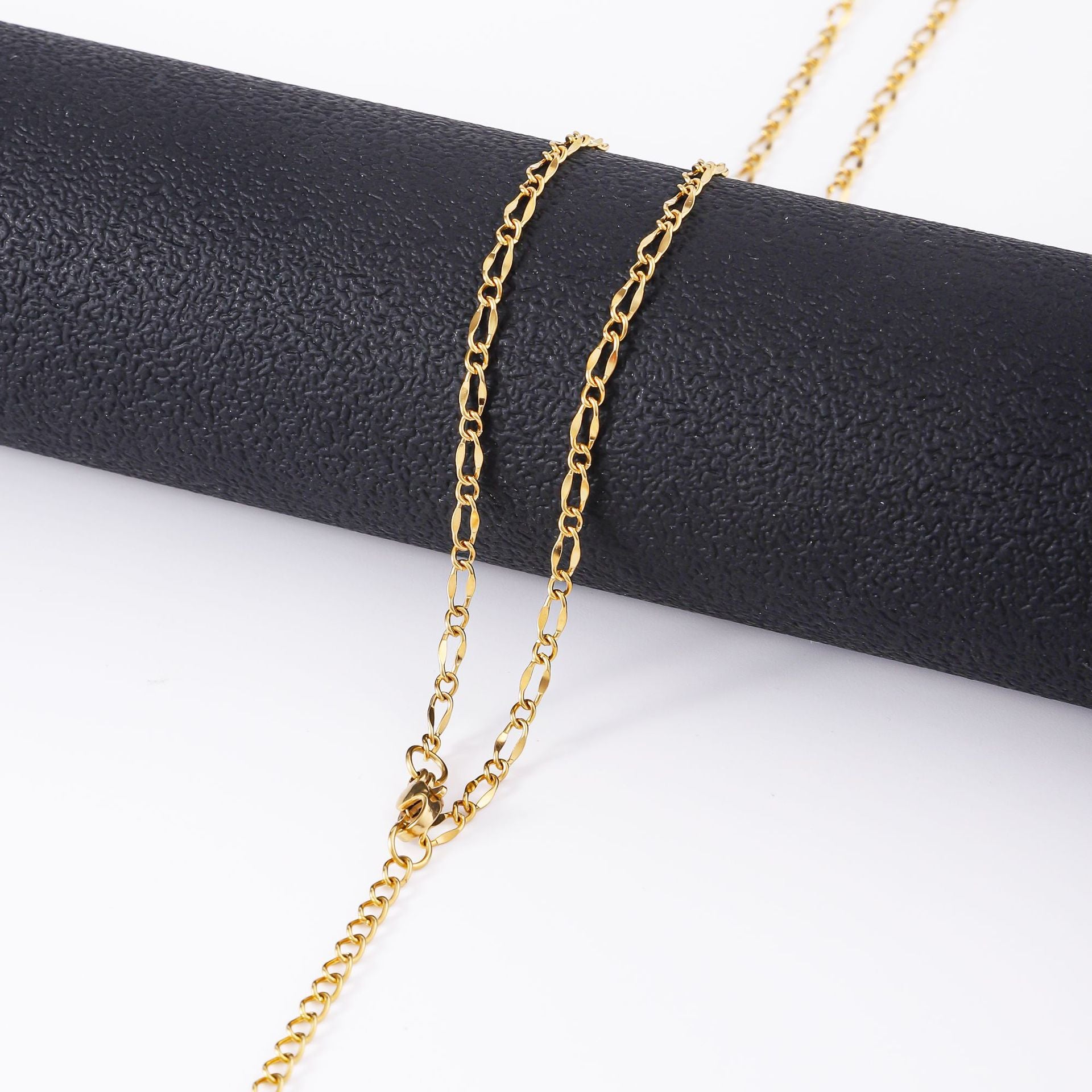 Stainless steel lip chain necklace, women's fashionable collarbone chain DIY accessory with chain plating 18k gold titanium steel necklace
