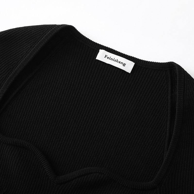 Stylish short-sleeved sweater with a heart-shaped collar, in black ribbed knit, with a slim fit