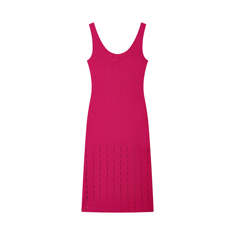 Elegant red pink fitted midi dress in slimming knit fabric, with V-neckline, sleeveless, and high-quality halter neckline