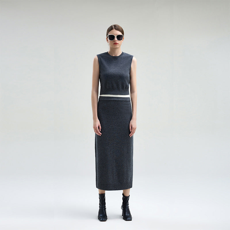 Gray sleeveless round-neck cashmere sweater