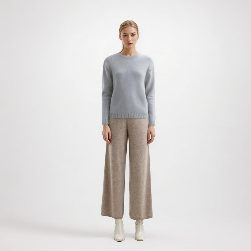 Stylish pullover with oversized round neckline, soft and cozy, made from high-quality wool and raccoon fur