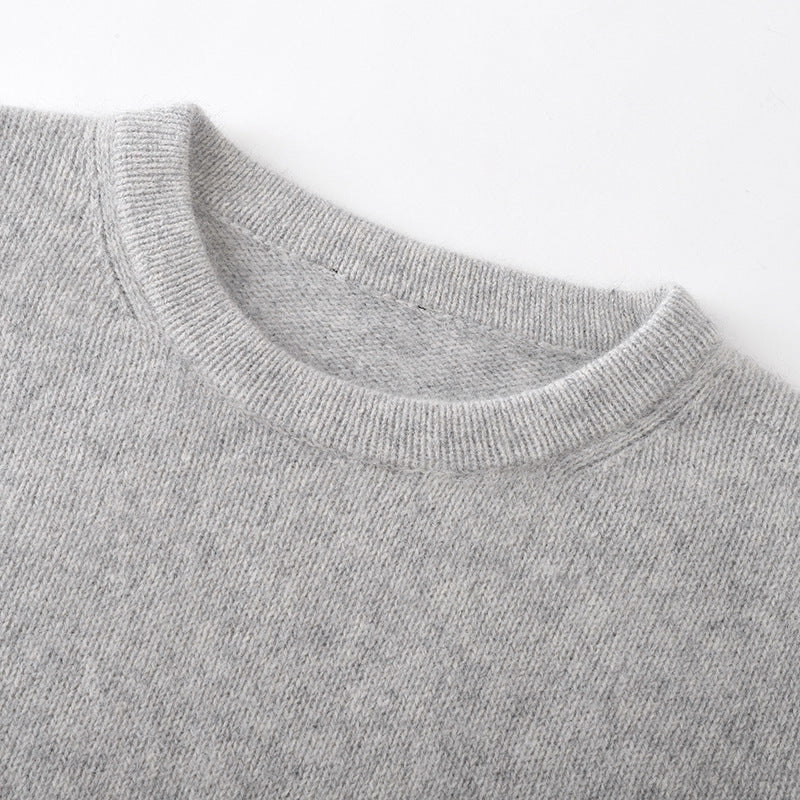 Stylish pullover with oversized round neckline, soft and cozy, made from high-quality wool and raccoon fur