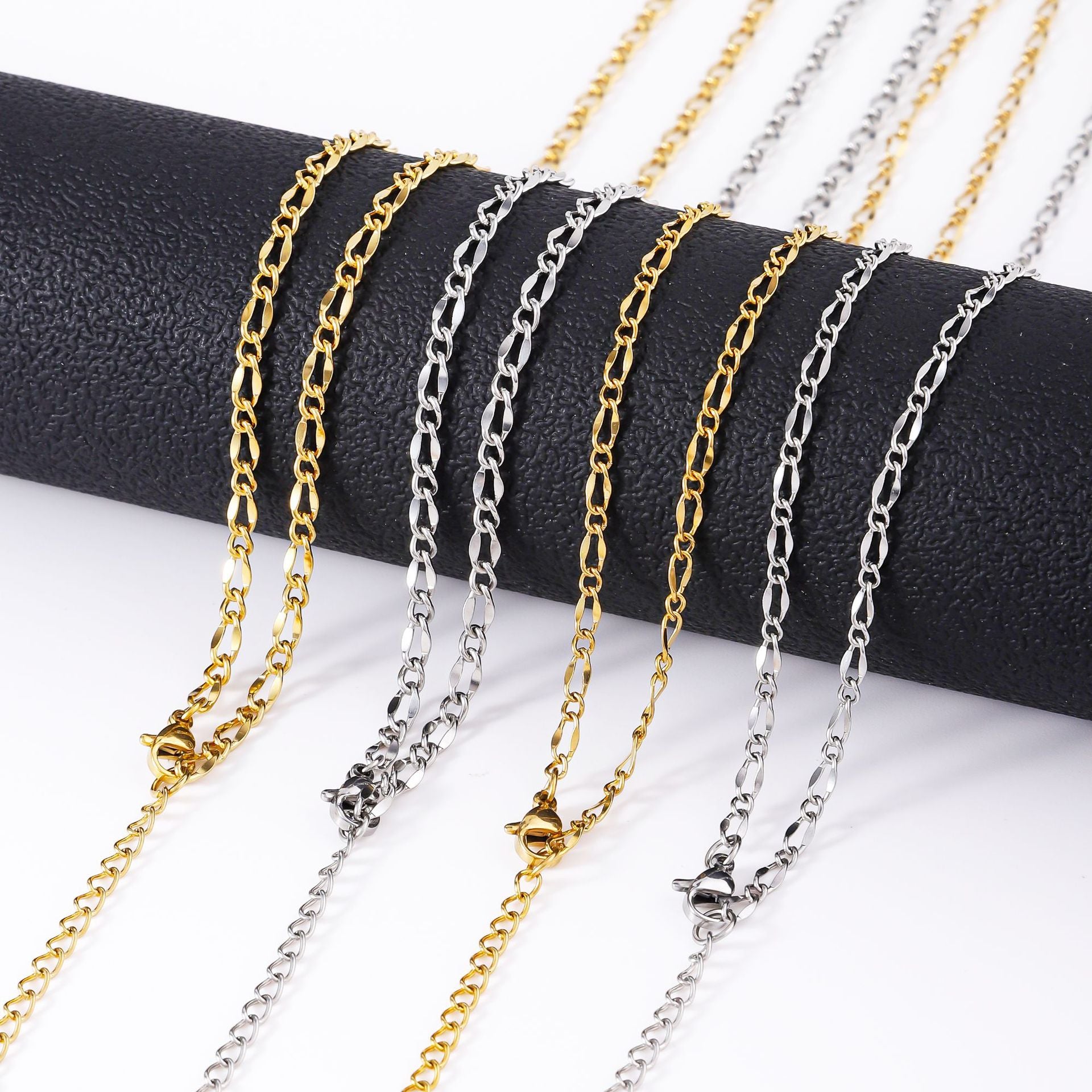 Stainless steel lip chain necklace, women's fashionable collarbone chain DIY accessory with chain plating 18k gold titanium steel necklace