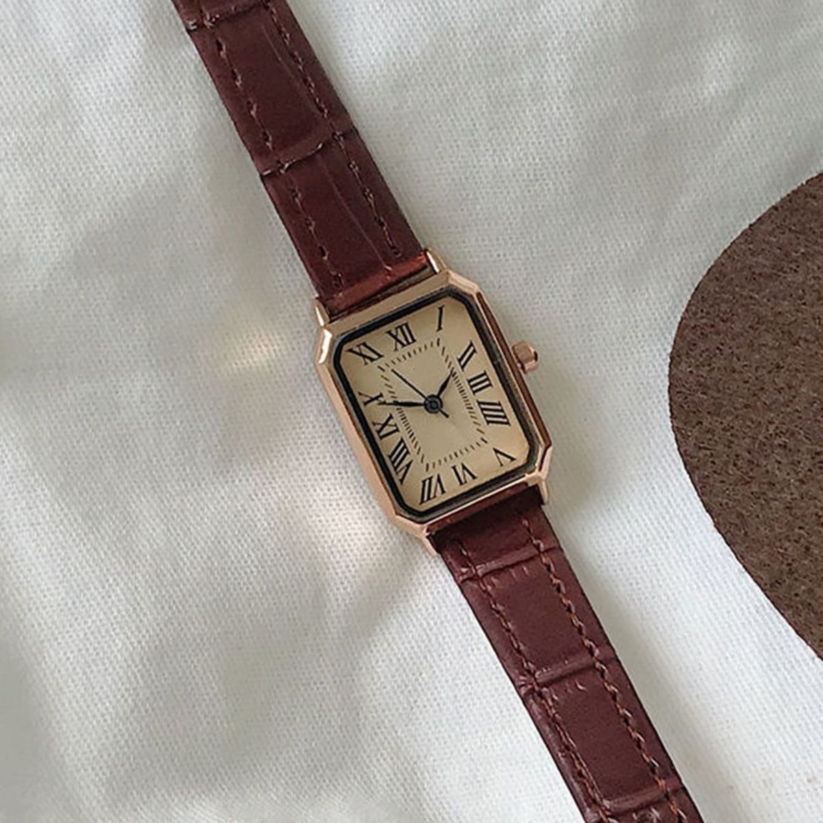 Foreign trade watches for women, simple and fashionable temperament, suitable for middle and high school students, Instagram niche design, retro and artistic square watch
