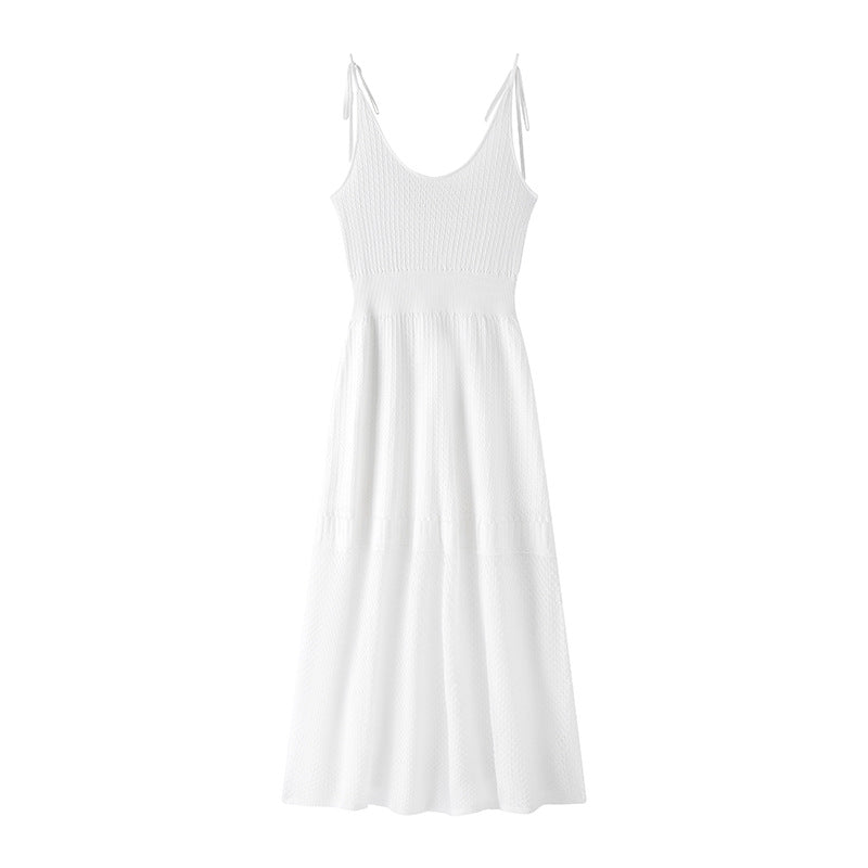 Elegant sleeveless dress with V-neckline and drawstrings, made from high-quality lace knit fabric