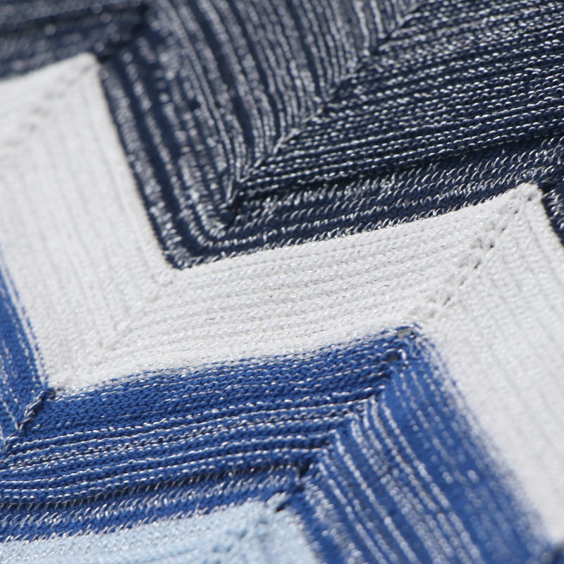 Elegant blue sleeveless dress with round neckline and medium-length wavy stripes in high-quality knit fabric