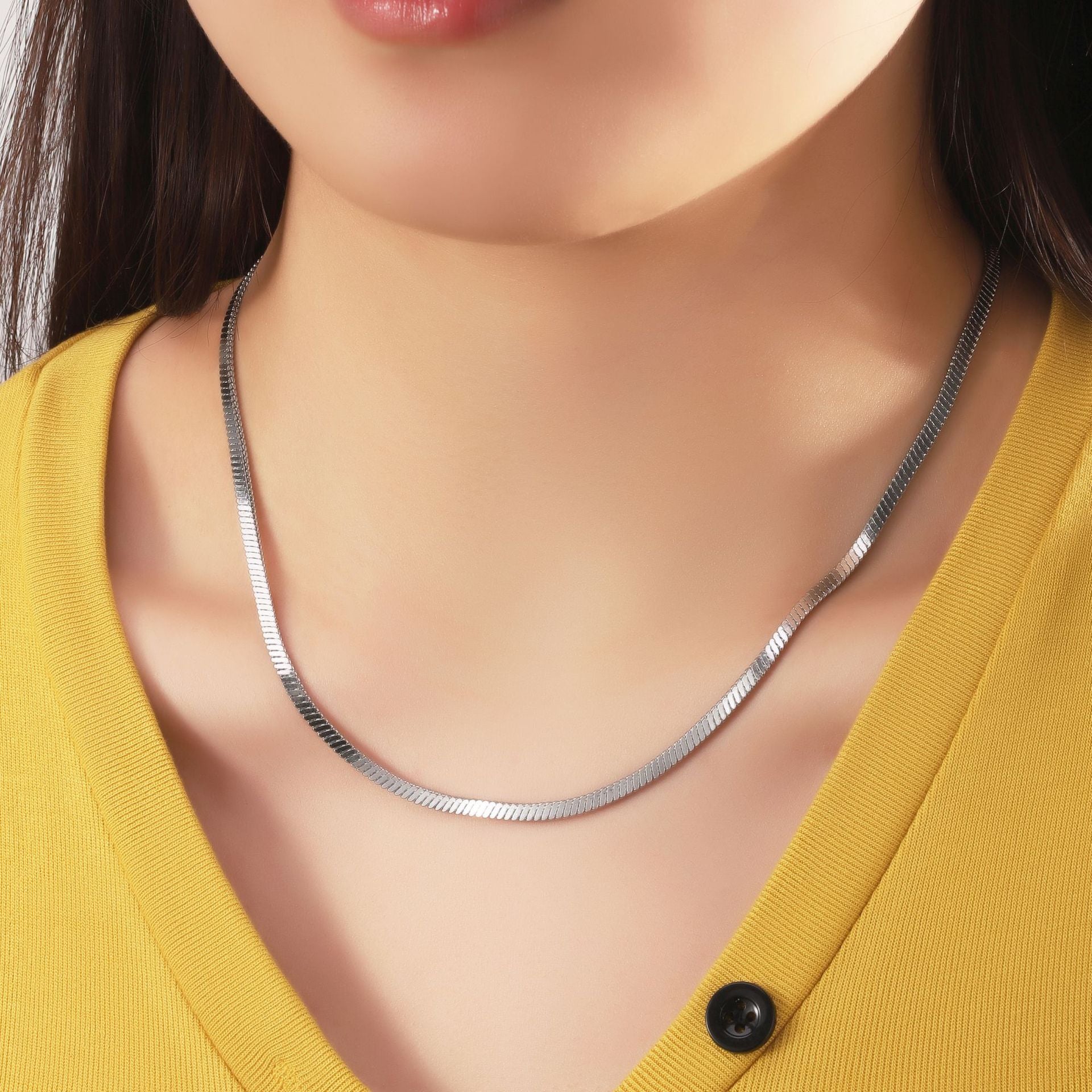 Stainless steel flat blade chain necklace for European and American women, fashionable and simple snake bone chain, non fading titanium steel necklace