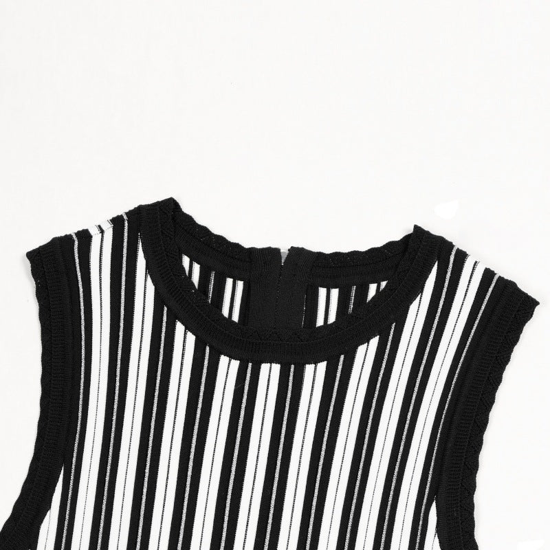 Knitted dress with round neckline, sleeveless and A-line cut, with high-quality black and white stripes