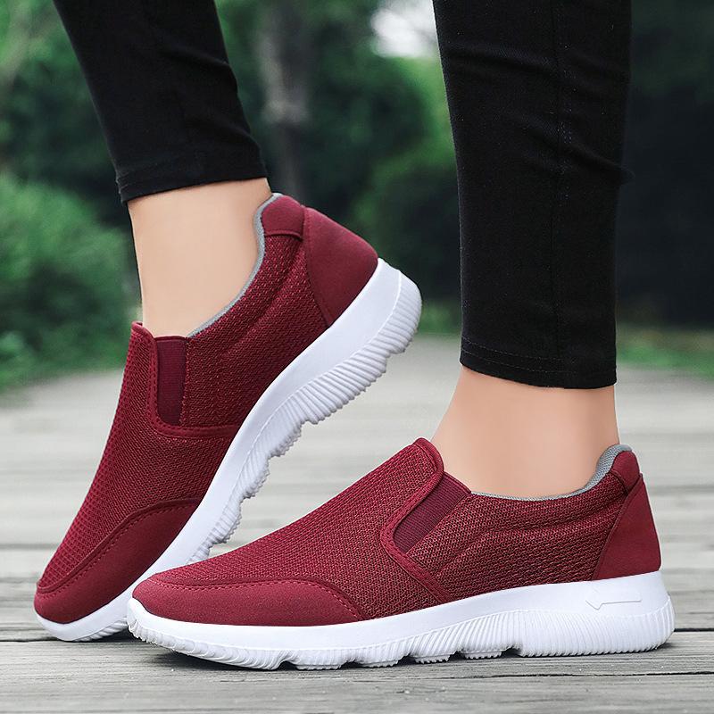 Old Beijing cloth shoes for couples, elderly shoes for sale and wholesale, soft soled sports shoes, middle-aged and elderly walking shoes, low heel soft sole