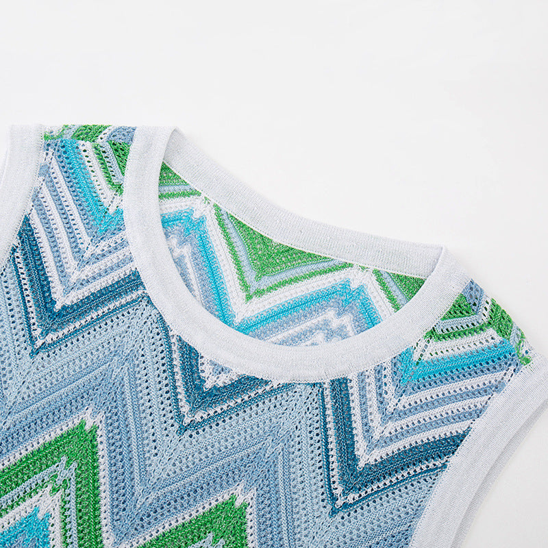 Elegant midi knit dress with round neckline and short sleeves, featuring wavy stripes, high quality