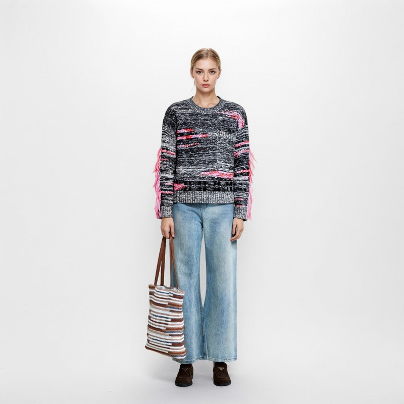 Stylish long-sleeved pullover with a round neckline, made from high-quality black and white mixed wool knit fabric.