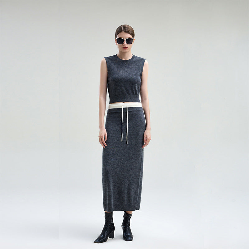 Fitted gray knit midi skirt, high elastic waistband, made from a blend of high-quality wool and cashmere
