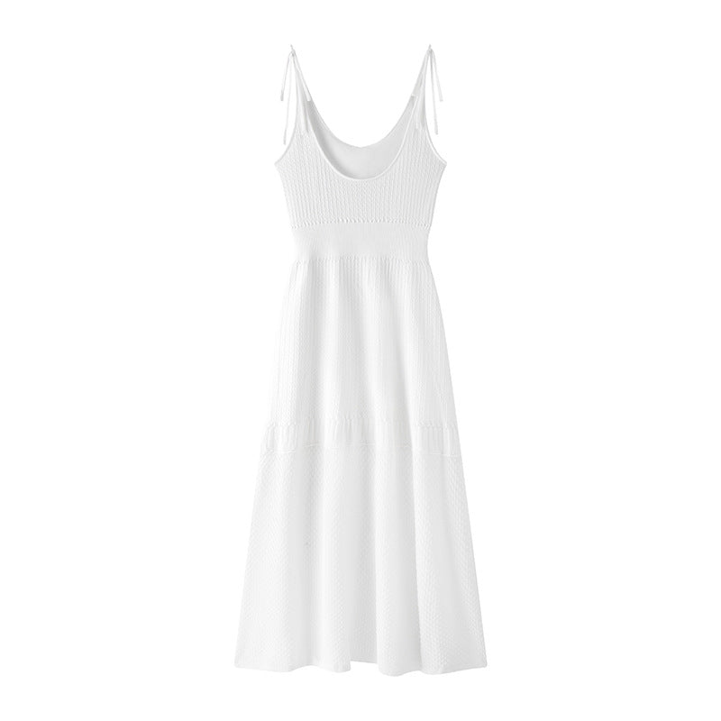 Elegant sleeveless dress with V-neckline and drawstrings, made from high-quality lace knit fabric