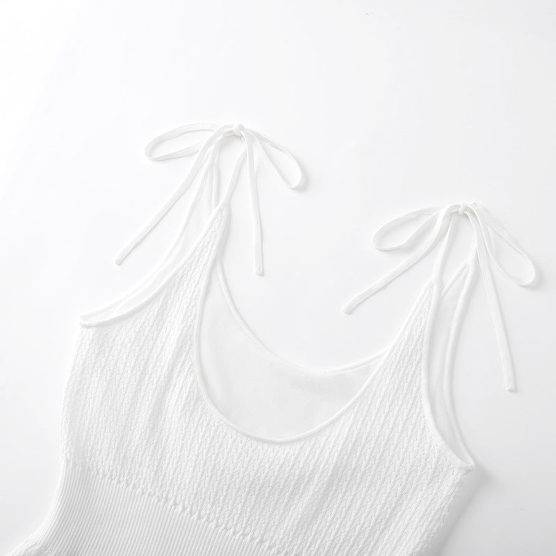 Elegant sleeveless dress with V-neckline and drawstrings, made from high-quality lace knit fabric